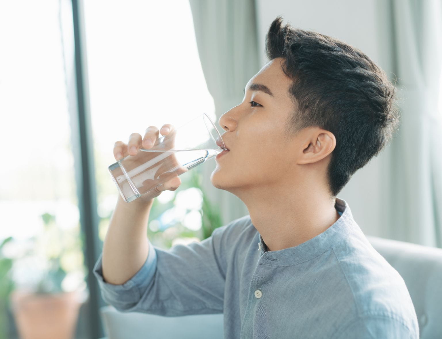 水を飲む男性